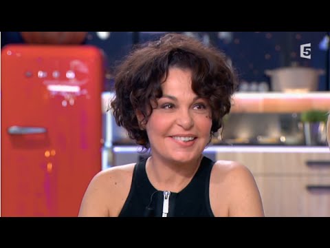 Isabelle Mergault explique son rapport à Twitter - C à vous - 28/11/2014
