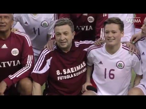 Saeimas futbola komanda draudzības spēlē mērojas spēkiem ar Latvijas sieviešu futbola izlasi