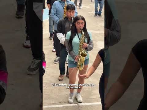Ella es Karol de Santiago Atitlán, Solola. 🎶Talento juvenil que honra nuestra marimba en Panajachel