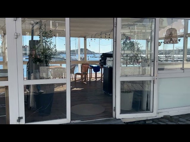 1317170 Freestanding outdoor seating 12 x 6m