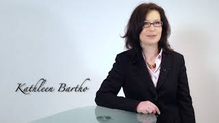 Standbild aus Unternehmensfilm: Frau an Schreibtisch