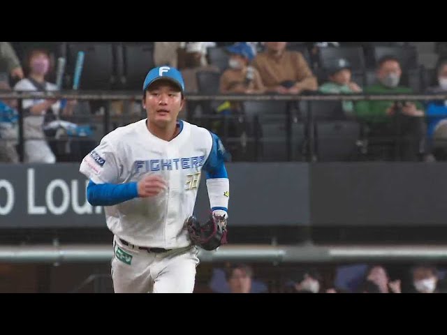 【8回表】ファイターズドラフト5位ルーキー・奈良間大己 三塁線のゴロを華麗に捌く!!  2023年3月25日 北海道日本ハムファイターズ 対 東京ヤクルトスワローズ