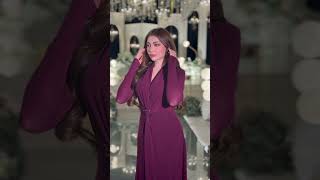 فستان عنابي ملكي بتفصيل ناعم ولمعة أنيقة