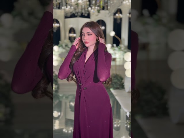 فستان عنابي ملكي بتفصيل ناعم ولمعة أنيقة