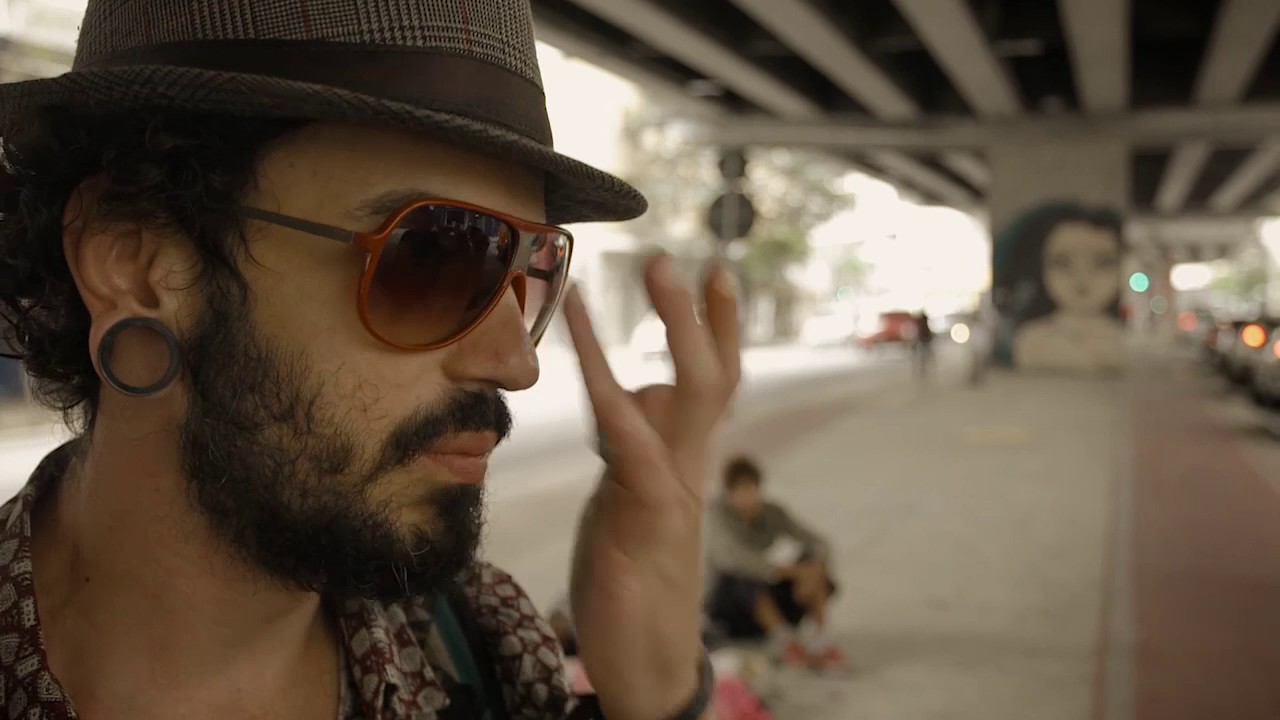 Poéticas urbanas: a cultura do lambe-lambe pelas ruas de São Paulo