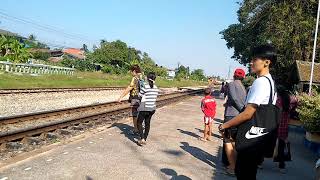 preview picture of video 'Economy Train to Hua Hin - arrives station'