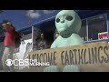 Hundreds descend on Nevada desert near “Area 51” Hundreds descend on Nevada desert near “Area 51”