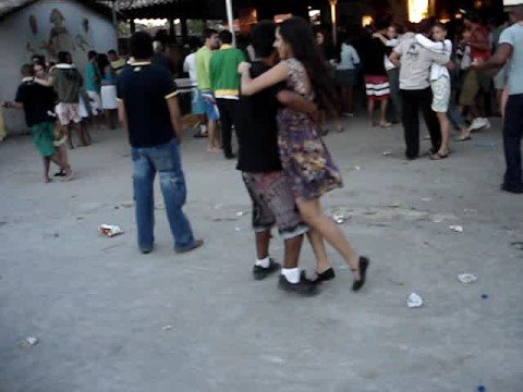 Daiara e Marcinho dançando em Itaúnas