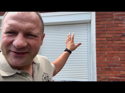 Dismantling a roller shutter box, with the box open