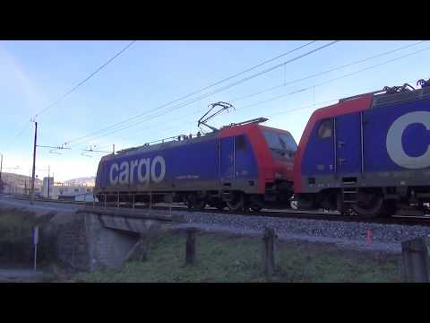 TRIPLA DI E.484 SBB CARGO CON CARRI MERCI PIANALE IN TRANSITO A CHIASSO (CH) 29 - 12 - 2017
