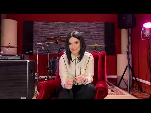 Laura Pausini emocionada recibe la noticia que será Persona del Año de Latin Grammy 2023