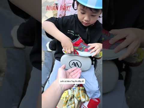 Cậu bé có đôi giày đặc biệt có khả năng giấu mọi thứ