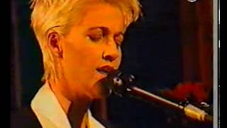 Marie Fredriksson Medan tiden ar inne  Live on Halv8 Show