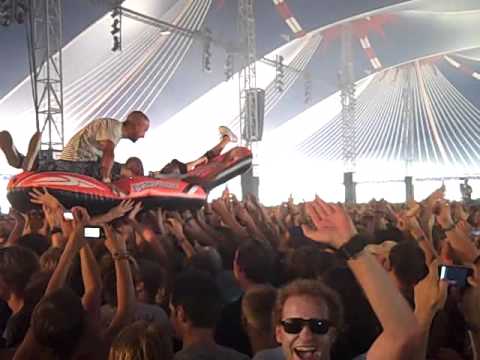 The Opposites, Dio, Flinke Namen & Friends Crowdsurfing! #LL10 Lowlands