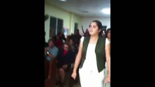 Rosa Pérez y Marc Anthony tocando El Shofar