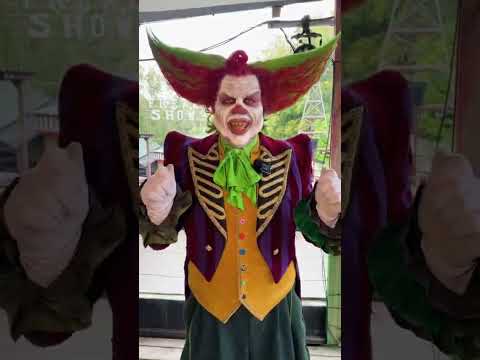 Eddie de Clown spreekt collega's toe na rellen (Walibi Holland: Halloween Fright Nights 2026)