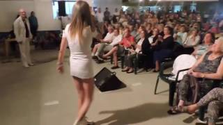 Maria Leal canta o hit "Dialetos de Ternura" em Lar de Idosos