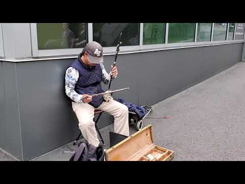 Street Musician in front of Chihuly Garden and Glass Musiuam in Seattle, WA