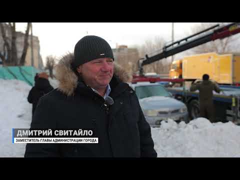 Во Владивостоке эвакуируют мешающие уборке снега автомобили.