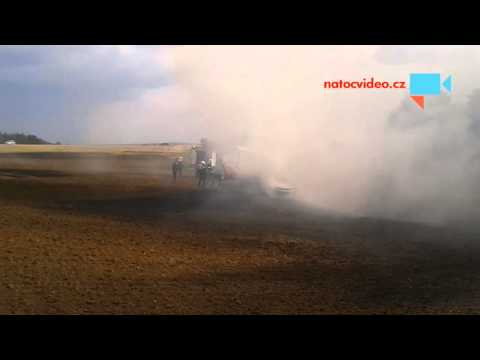 Požár auta na strništi u Kurovic