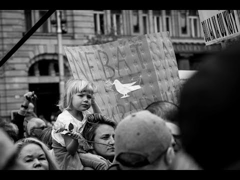 Slovenská hymna na nedeľnom zhromaždení Za slušné Slovensko v Bratislave