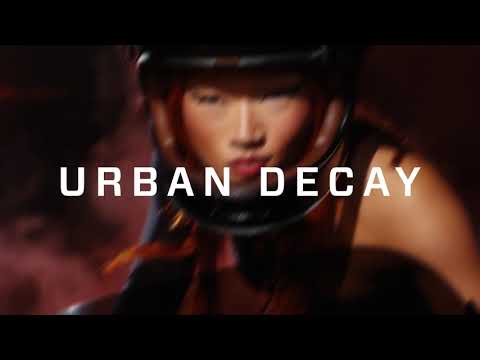 Urban Decay All Nighter setting spray i svart flaska med lila spraypump mot lila bakgrund. Texten “URBAN DECAY”, “NEW all nighter setting spray” och “UP TO 24 HOURS HOLD” visas i videon.