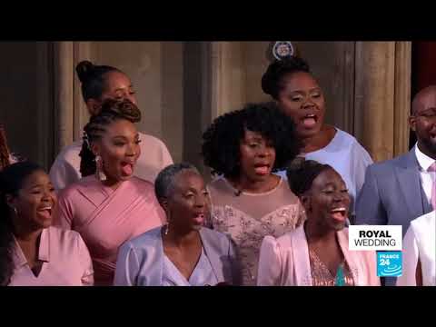 Um coral formado por mulheres negras e homens negros, entoou “Stand by Me”