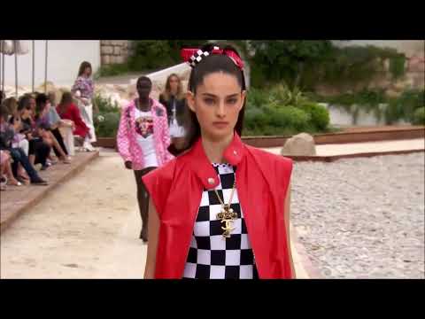 CHANEL cruise 2022-23 fashion show