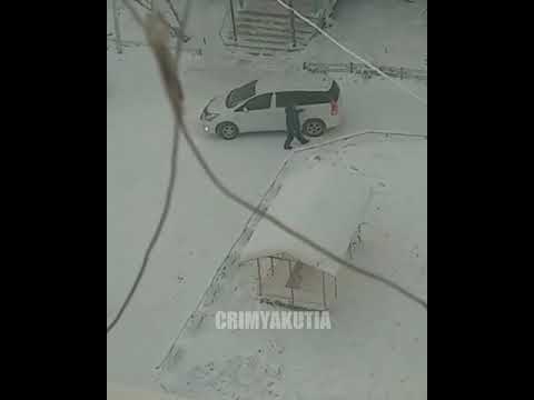 Нетрезвый мужчина с ножом нападает на прохожих Нетрезвый мужчина с ножом нападает на прохожих