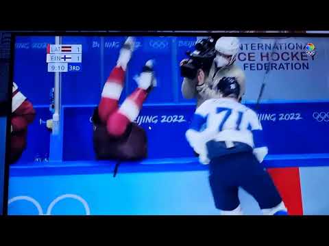Leo Komarov taklaa latvialaisen vaihtoaitioon/Leo Komarov tackle latvian player/Peking Olympics 2022