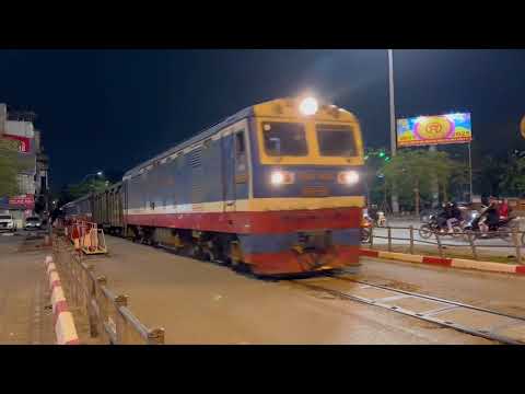 (3/4/2025)D19E-901 kéo tàu khách SE65 chở chiến sĩ A50 qua chắn Kim Liên