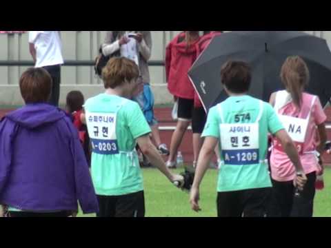 110827 Idol Sports Day - Kyuhyun playing with umbrella