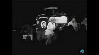 Aretha Franklin - Reach Out And Touch Somebody&#39;s Hand  (Fillmore West, San Francisco - Mar 7, 1971)