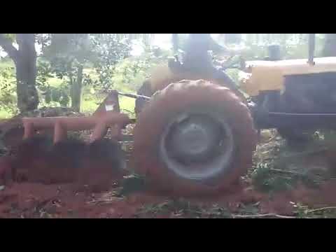 Trator Valmet 60 id arando a terra