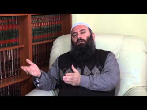 Leximi i Kuranit me dorë në Namaz - Hoxhë Bekir Halimi