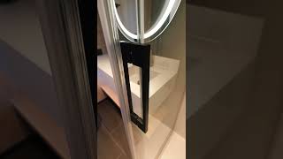 Moxy Budapest Downtown fürdőszobái GMB tolóajtó megoldással