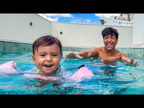 ENSINEI A CHLOE A NADAR *Ela conseguiu?*