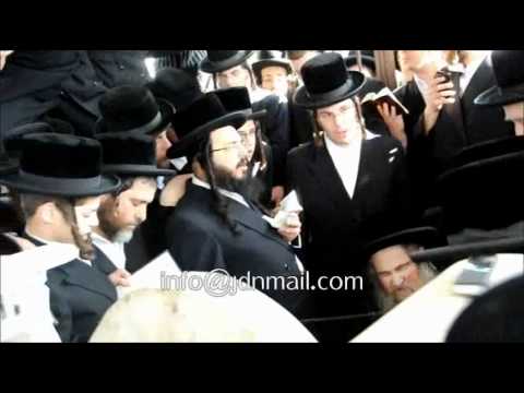 Nadvorna Rebbe Davening @ His Father's Kever On The Yahrtzeit - Teves 5772