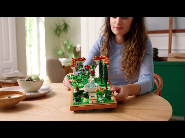 Vídeo relacionado con LEGO Icons Jardín con Fuente Maqueta para Adultos con Plantas y Flores Artificiales: Caléndula, Buganvilla, Geranio, Decoración para el Hogar, Figura de Pájaro, Regalo para Mujeres y Hombres 10359