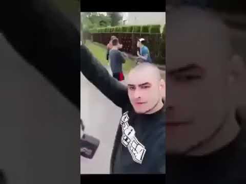 próbuje wytłumaczyć kolegom z Mołdawii