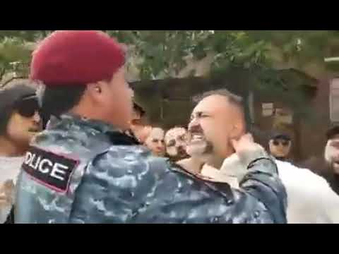 Կարմիր բերետավորը խեղդում է ցուցարարին