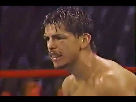 1997: Arturo Gatti vs Gabriel Ruelas (Round 5) (The Ring Magazine Round of the Year)