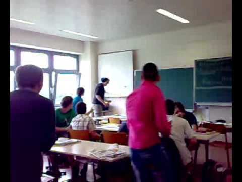 Flasche steckt in Wand