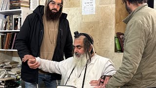 ‏ הרב שלום סבג שידור חי ט  בטבת (הרב שלום סבג) - התמונה מוצגת ישירות מתוך אתר האינטרנט יוטיוב. זכויות היוצרים בתמונה שייכות ליוצרה. קישור קרדיט למקור התוכן נמצא בתוך דף הסרטון