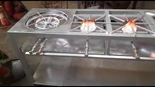 موقد بمفاتيح ايطاليه 4 عيون عينين متوسطه وعين مربعه كبيره وعين دائريه كبيره جدا مناسب للمخيمات والاستراحات مع صاجه للتحميص مع طاوله وقاعده حافظه مصنوعه من الحديد المتين يتحمل الاوزان الثقيله  يتم تصنيعه بالطلب الطول156.5سم العرض 48.5 سم الإرتفاع 80 سم