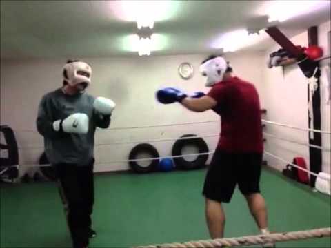 【港ボクシングジム】ディフェンスで大事なのはフットワーク