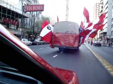 "Caravana hacia el Hotel [Banderazo con Racing]" Barra: La Barra del Rojo • Club: Independiente