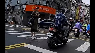 [問卦] 沒號誌的斑馬線通行問題