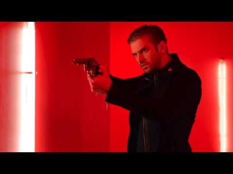 The Guest - Soundtrack 1 (Love And Rockets - Haunted When The Minutes Drag)