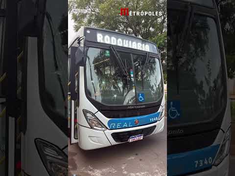 Homem em surto quebra vidros de ônibus com martelo em Varginha (MG)